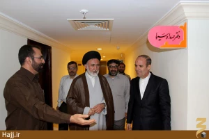 بازدید نماینده ولی فقیه از فعالیت‌های رسانه ملی در مدینه عکس