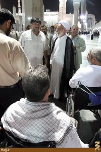 وزیر اسبق اطلاعات به همراه جانبازان در بین الحرمین عکس