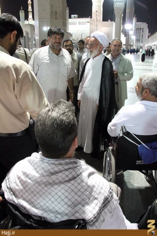 وزیر اسبق اطلاعات به همراه جانبازان در بین الحرمین عکس