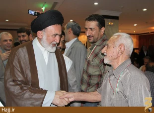 ديدار روزانه نماينده ولي فقيه با زائران در اقامتگاه ها