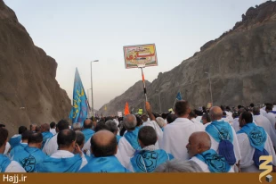 تصاويرشما/ عبور زائران از تنگه مشعرالحرام