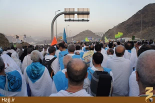تصاويرشما/ عبور زائران از تنگه مشعرالحرام