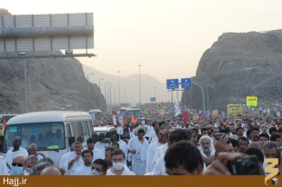 تصاويرشما/ عبور زائران از تنگه مشعرالحرام