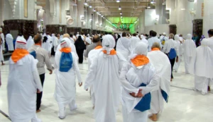 با کمک پزشک مجموعه؛

سالمندان کاروان بیرجند توانستند اعمال عمره تمتع خود را به پایان برسانند