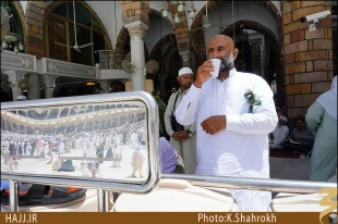 آب زَمزم در گذر تاريخ/ تصاويري از جرعه نوشان