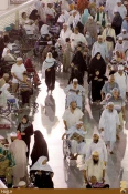 طواف در چه جهتي منطقي تر است + تصاوير طواف در شب گذشته