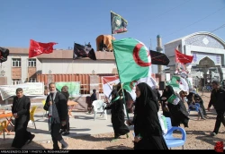 تصاوير اهتزاز پرچم‌هاي رنگارنگ عزاداران حسيني 