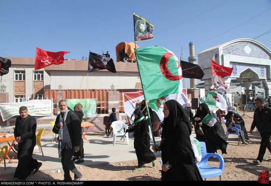تصاوير اهتزاز پرچم‌هاي رنگارنگ عزاداران حسيني 