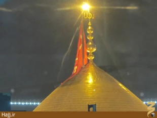 بازگشت پرچم سرخ بر فراز گنبد سيدالشهدا/ تصاوير