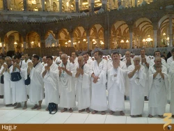 نيايش به سبك زائران تركي در مسجدالحرام/تصوير