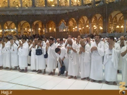 نيايش به سبك زائران تركي در مسجدالحرام/تصوير