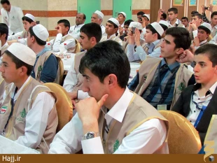 جلسه پرسش و پاسخ دانش‌آموزان اهل سنت در مدينه
