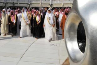 شستشوي خانه خدا با گلاب و آب زمزم‌+تصاوير