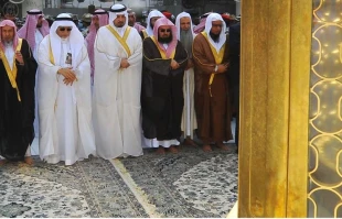 شستشوي خانه خدا با گلاب و آب زمزم‌+تصاوير