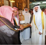 شستشوي خانه خدا با گلاب و آب زمزم‌+تصاوير