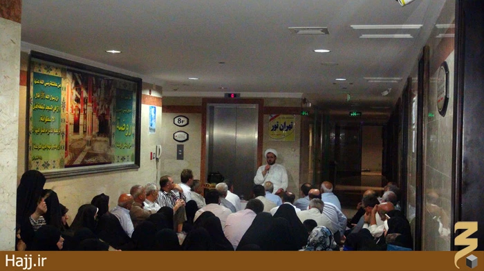 نشست فرهنگي آموزشي يك از روحانيان كاروان در مدينه