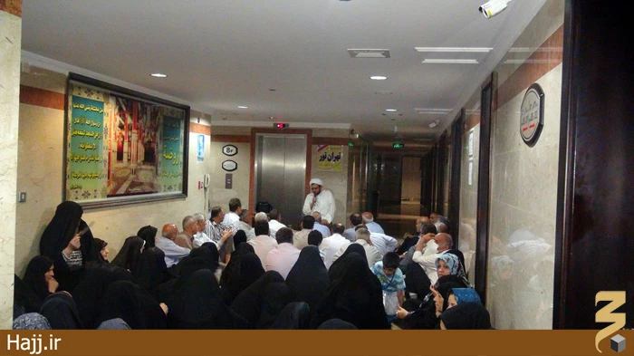 نشست فرهنگي آموزشي يك از روحانيان كاروان در مدينه