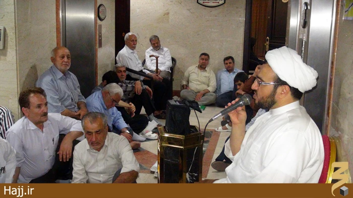 نشست فرهنگي آموزشي يك از روحانيان كاروان در مدينه