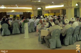 افطاري مشترك بعثه‌ و ستاد براي روحانيون كاروان‌ها در مدينه