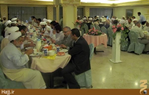 افطاری مشترک بعثه‌ و ستاد برای روحانیون کاروان‌ها در مدینه