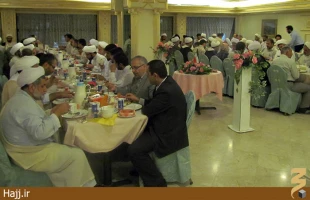 افطاري مشترك بعثه‌ و ستاد براي روحانيون كاروان‌ها در مدينه