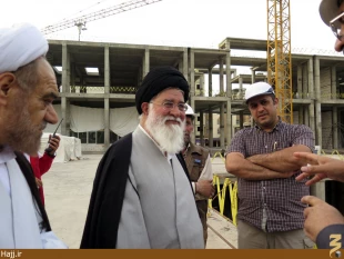 بازديد ائمه جمعه مشهد و اصفهان از صحن بزرگ فاطمي