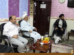 حضور امام جمعه اصفهان در بعثهِ مقام معظم رهبری در نجف اشرف