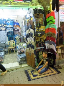 نماز اول وقت نوجوان کاسب جلوی مغازه+عکس