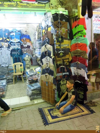 نماز اول وقت نوجوان کاسب جلوی مغازه+عکس