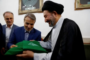 حضور معاون رييس جمهور ايران در حرم علوى