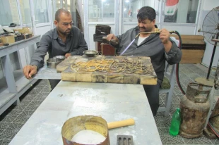 انجام مراحل پاياني ساخت در ضريح جديد حضرت عباس عكس