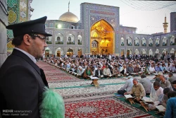 محفل انس با قرآن در حرم امام رضا (ع) عكس