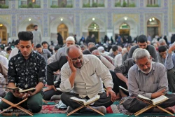 محفل انس با قرآن در حرم امام رضا (ع) عكس