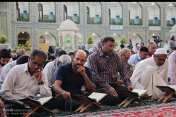 محفل انس با قرآن در حرم امام رضا (ع) عكس
