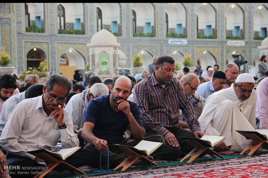 محفل انس با قرآن در حرم امام رضا (ع) عكس