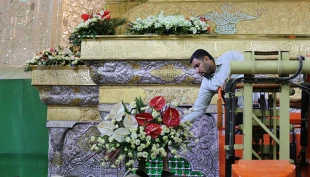ضريح مطهر امام حسين (ع) گل آرايي شد عكس