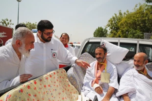 بازديد اميرالحاج ايران از مركز پزشكي حج در صحراي عرفات