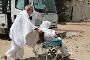 بازديد اميرالحاج ايران از مركز پزشكي حج در صحراي عرفات