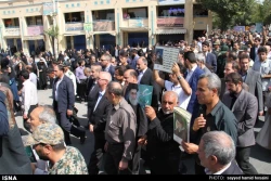حاجيان سپيدپوش روي دست سياهپوشان تصاوير