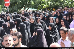حاجيان سپيدپوش روي دست سياهپوشان تصاوير