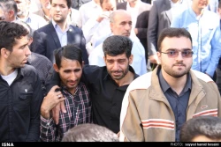 حاجيان سپيدپوش روي دست سياهپوشان تصاوير