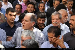 حاجيان سپيدپوش روي دست سياهپوشان تصاوير