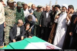 حاجيان سپيدپوش روي دست سياهپوشان تصاوير