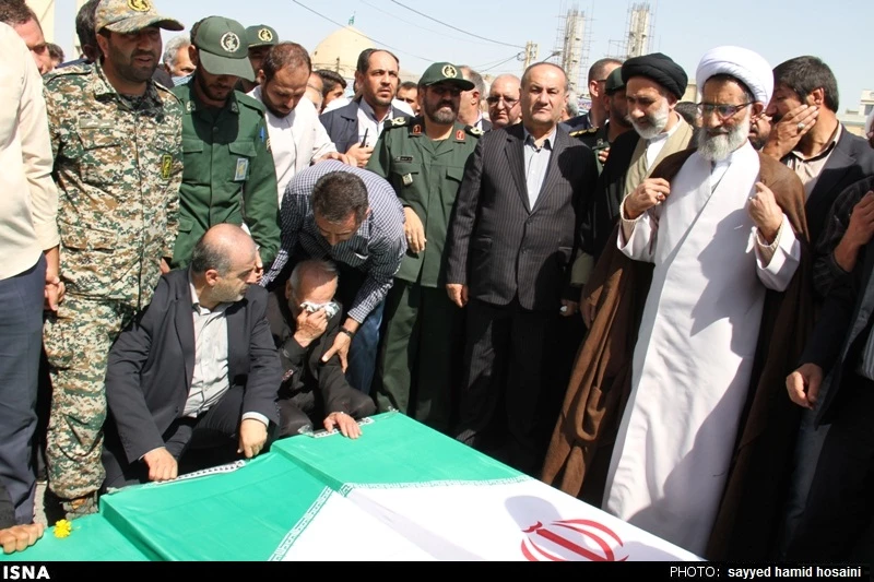 حاجيان سپيدپوش روي دست سياهپوشان تصاوير