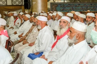اعمال حج روح جمعي و اخوت اسلامي را درافراد به عنوان امت واحد، تقويت مي كند 