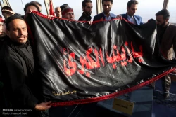 اهتزاز پرچم حرم حضرت زينب (س) گزارش تصويري