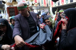 اهتزاز پرچم حرم حضرت زينب (س) گزارش تصويري