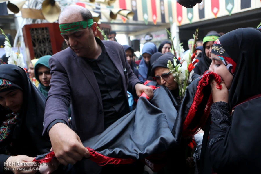 اهتزاز پرچم حرم حضرت زينب (س) گزارش تصويري