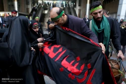 اهتزاز پرچم حرم حضرت زينب (س) گزارش تصويري