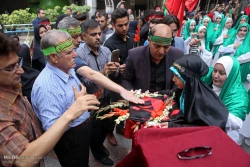 اهتزاز پرچم حرم حضرت زينب (س) گزارش تصويري
